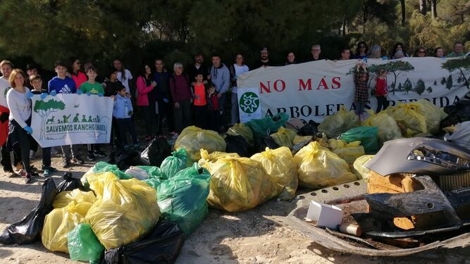 Los participantes en la recogida voluntaria de residuos, al final de la actividad reivindicativa.