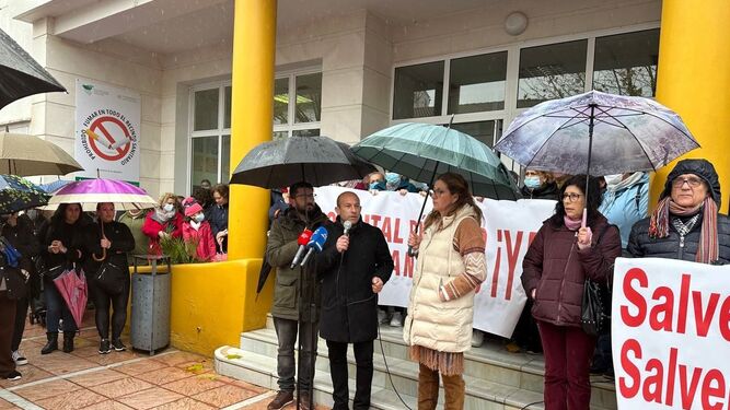 IU protesta en Alcalá del Valle por la sanidad en la Sierra
