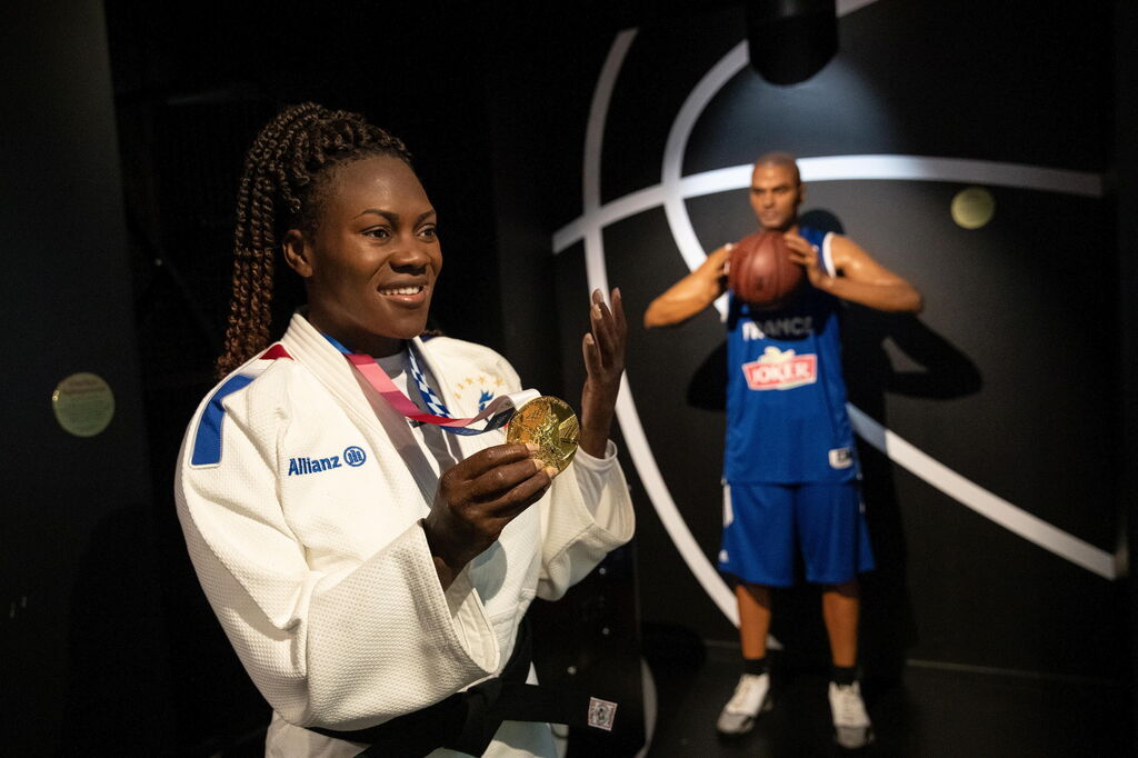 Una judoka francesa medallista, Clarisse Agbegnenou, y el jugador de baloncesto Tony Parker