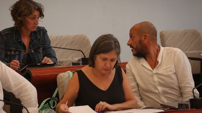 Raúl Ruiz-Berdejo (IU), conversa con Kika González (Ganemos), en presencia de Rocío Monedero (Podemos).