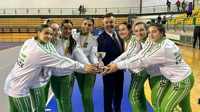 La selección femenina andaluza posa con el trofeo de campeona de España.