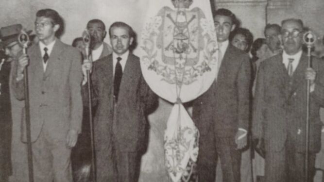 Pepe Guerra, con vara junto al estandarte de la Cena, en el año 1956.