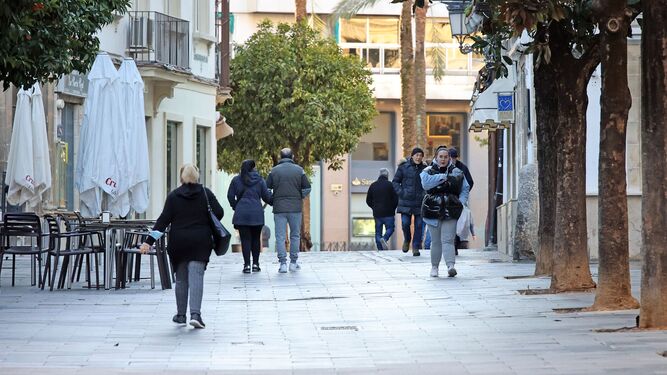 Personas protegiéndose del frío en Jerez.