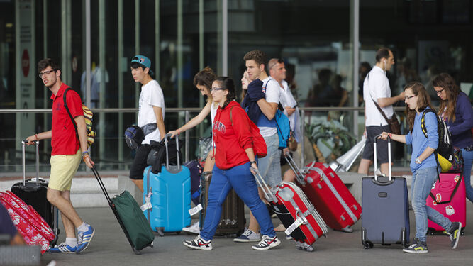 Turistas llegando al Aeropuerto de Málaga-Costa del Sol