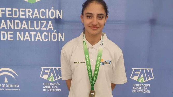 Esther Corrales posa con su medalla de oro en 50 metros libres en el Andaluz infantil.