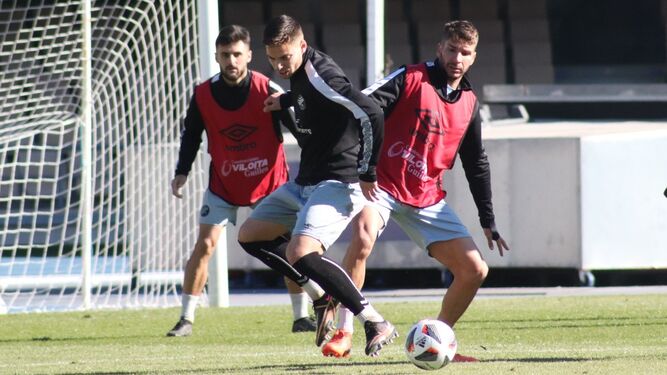 Rafa Parejo lucha por un balón con Lolo Garrido en el entrenamiento de este miércoles en Chapín.