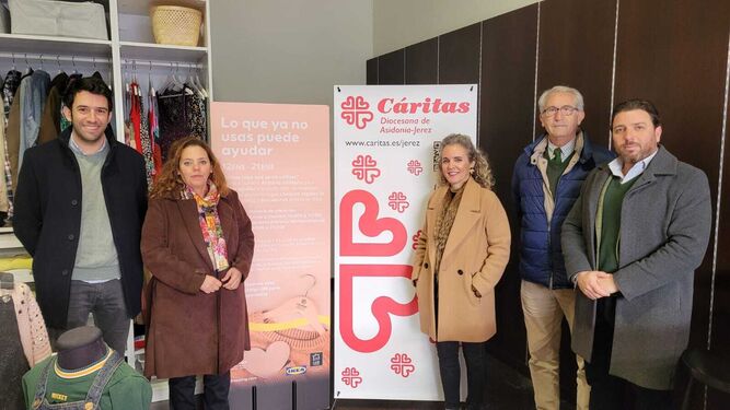 Responsable de Luz Shopping y Cáritas en el 'Armario Solidario'