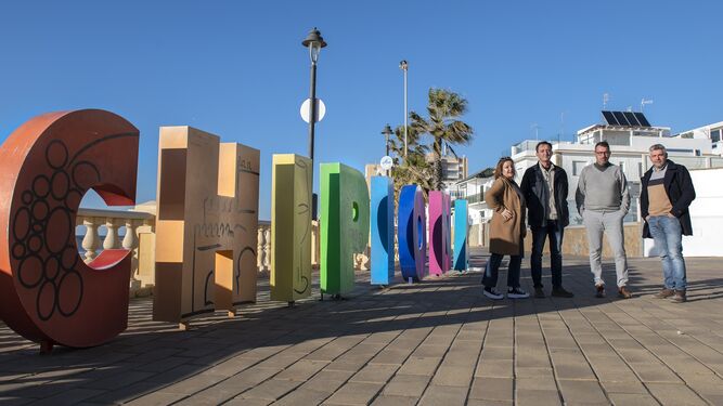 Representantes de la nueva Asociación de Viviendas y Apartamentos Turísticos de la Costa Noroeste de Cádiz (AlojaTCádiz), en Chipiona.