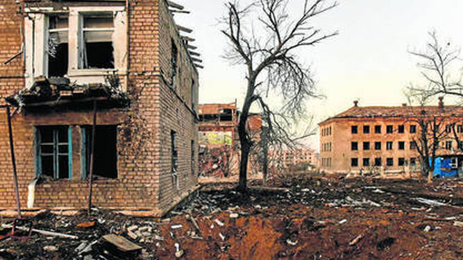 Un cráter provocado por un bombardeo en Siversk, en la región de Donetsk.
