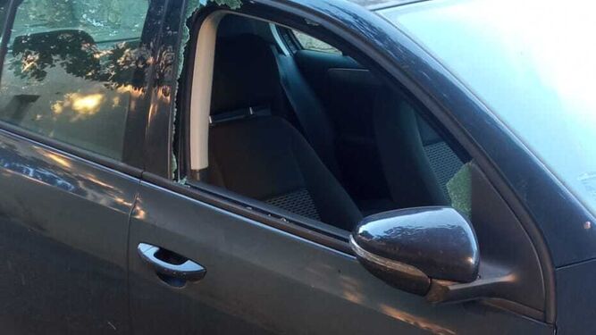 Imagen de un vehículo en la Alameda Vieja este pasado sábado con un cristal roto.