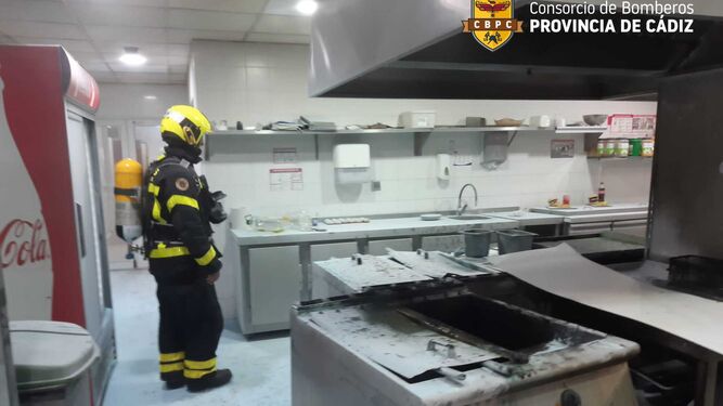 Un bombero, en la cafetería del hospital de Jerez
