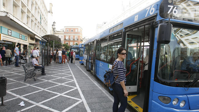 Parada de autobuses urbanos de Jerez en la plaza de Esteve