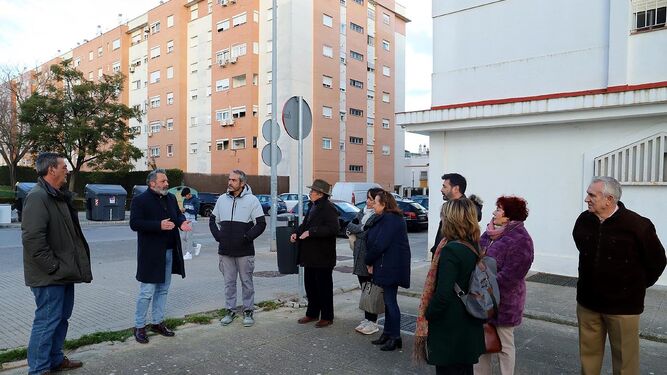 Rubén Pérez, con vecinos de San Joaquín en la calle Montevideo