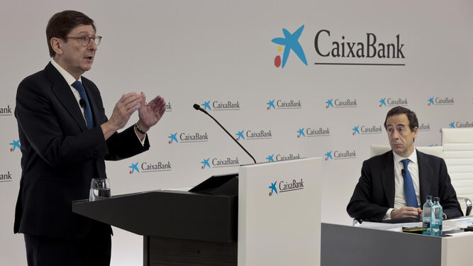 El presidente Caixabank, José Ignacio Goirigolkzarri, interviene en la presentación de resultados en presencia del consejero delegado, Gonzalo Gortázar.