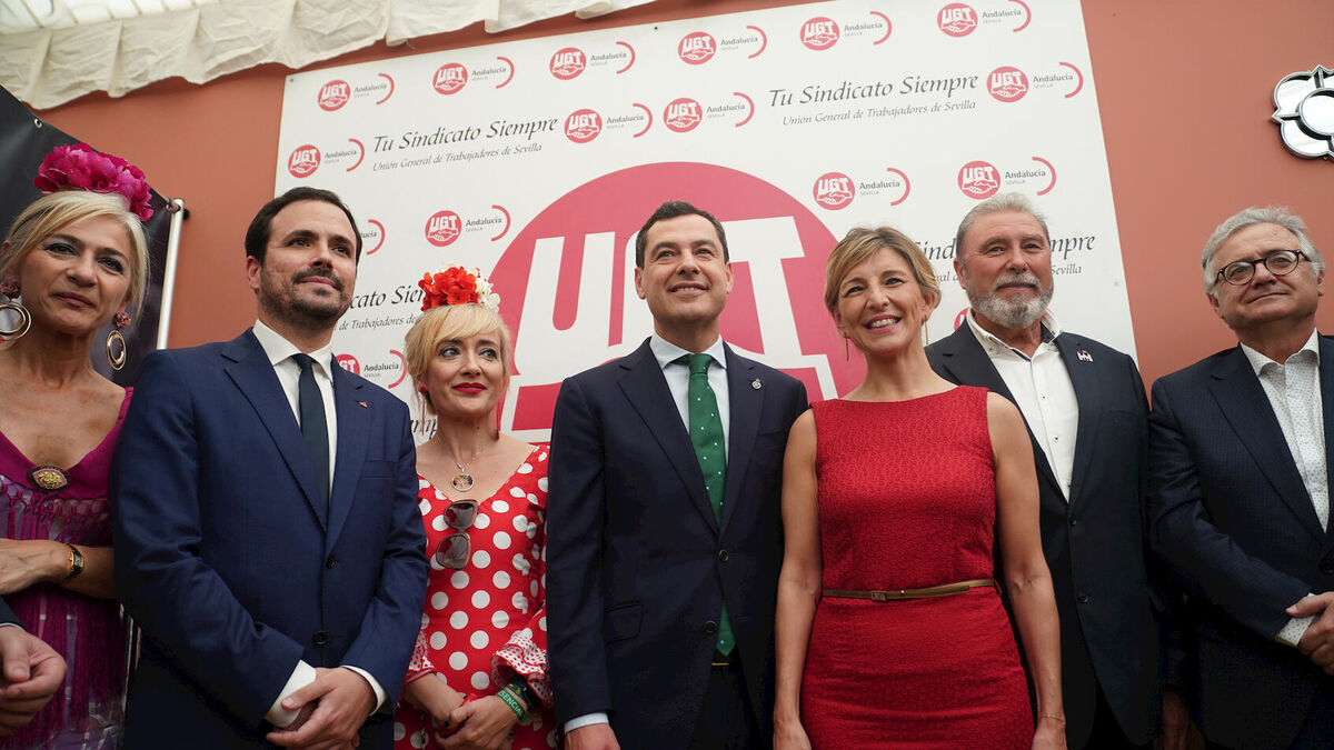 Los ministros Yolanda Díaz y Alberto Garzón, junto a Juanma Moreno, en la caseta de UGT de la Feria de Sevilla del año pasado.