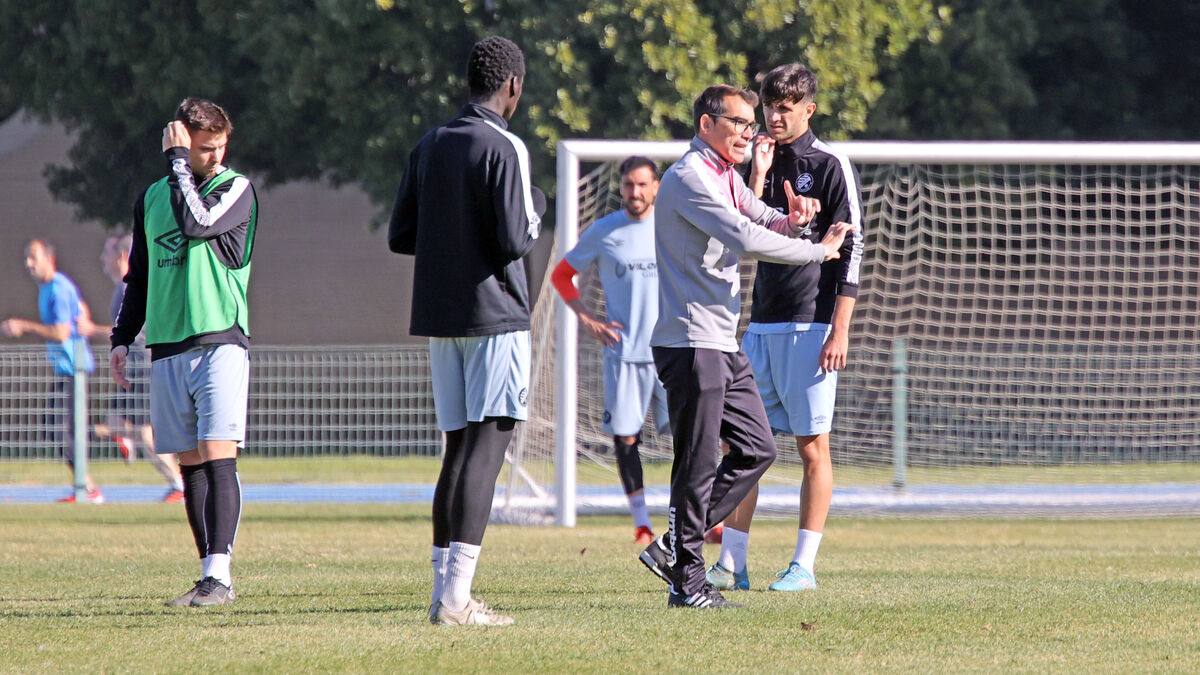 Francis da instrucciones a sus jugadores en el Pepe Ravelo.