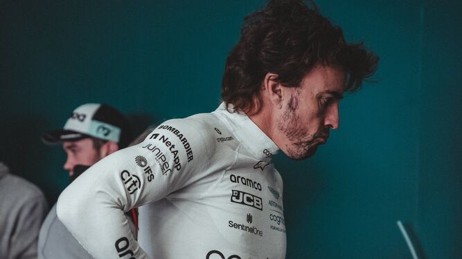 Fernando Alonso tras bajarse del Aston Martin.