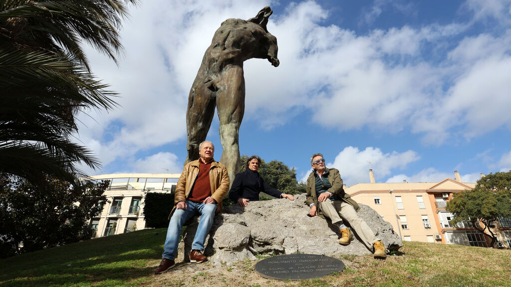 Visita de V&iacute;ctor Ochoa con Pedro Pacheco a sus esculturas de Lola Flores y el Minotauro en Jerez