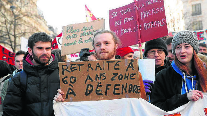 Los franceses vuelven a pedir a Macron que retire la reforma de las pensiones