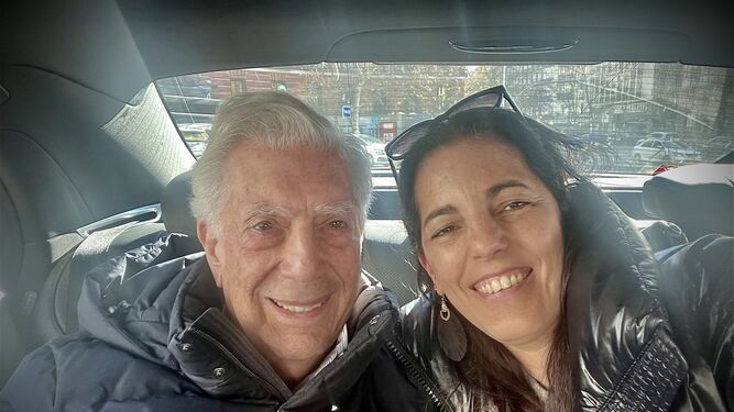 Morgana Vargas Llosa junto a su madre, en Madrid camino del aeropuerto