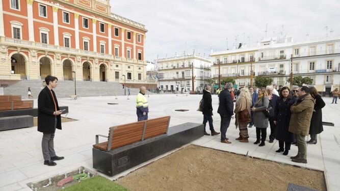 Visita a las obras de la plaza del Rey, la semana pasada, en la que se aprecia la fachada del ayuntamiento al fondo.