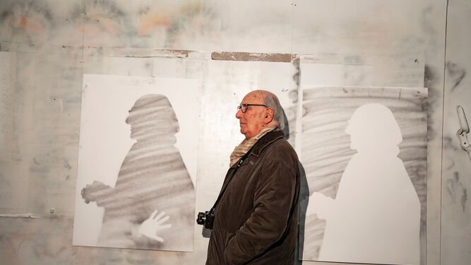 Carlos Saura en una imagen de su último documental, 'Las paredes hablan'.