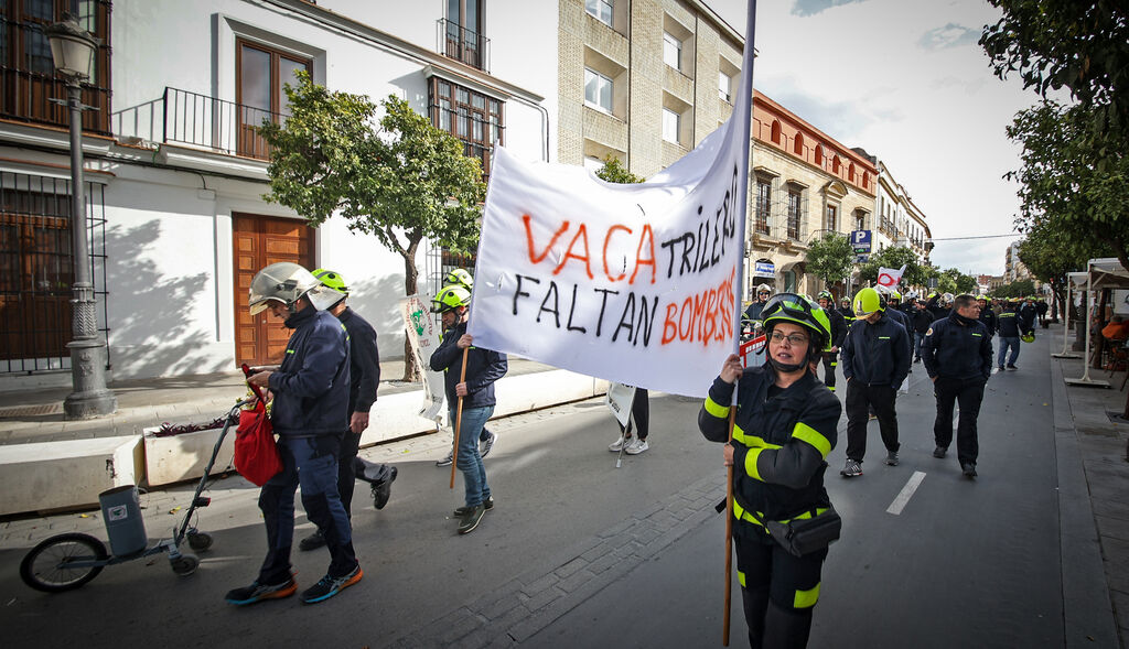 Los bomberos de Jerez marchan hasta el Ayuntamiento