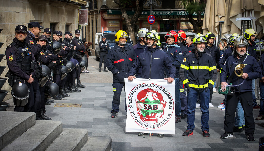 Los bomberos de Jerez marchan hasta el Ayuntamiento