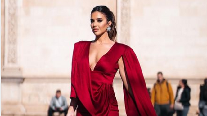 La influencer sevillana Macarena Silva con un espectacular vestido rojo.