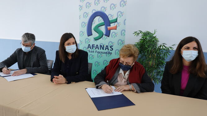 Firma del acuerdo de compraventa de un local entre Afanas y Esisa.