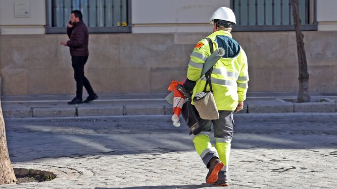 Un trabajador con conos para señalizar unas obras en el centro de Jerez.