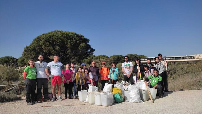 Algunos de los participantes en la iniciativa llevada a cabo en la playa de Levante.