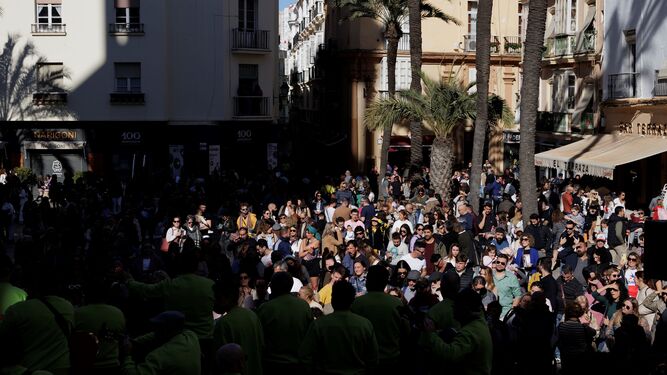 Cientos de personas disfrutando de la Erizada en Cádiz