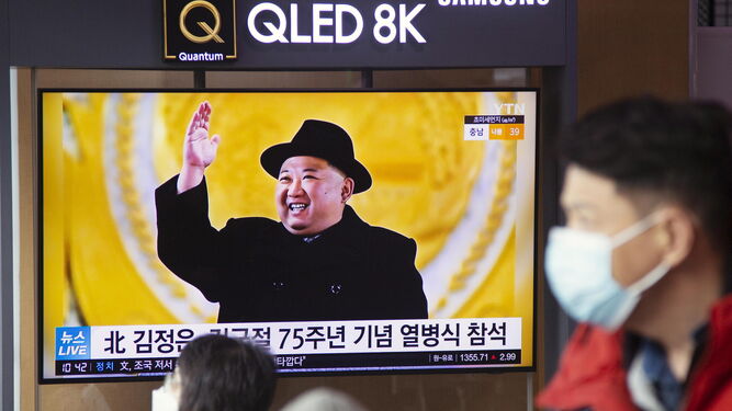 Varias personas observan en televisión al líder norcoreano en una estación de Seúl.