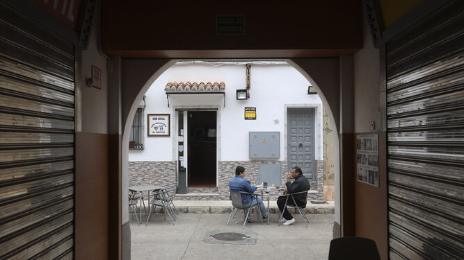 Café y confidencias en el barrio malagueño de Carranque.
