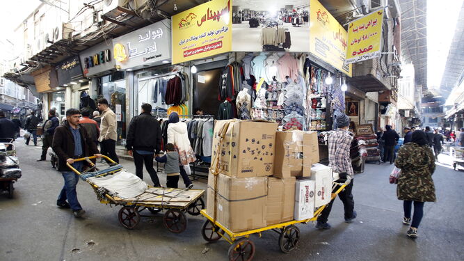 Iraníes compran en el Gran Bazar de Teherán.