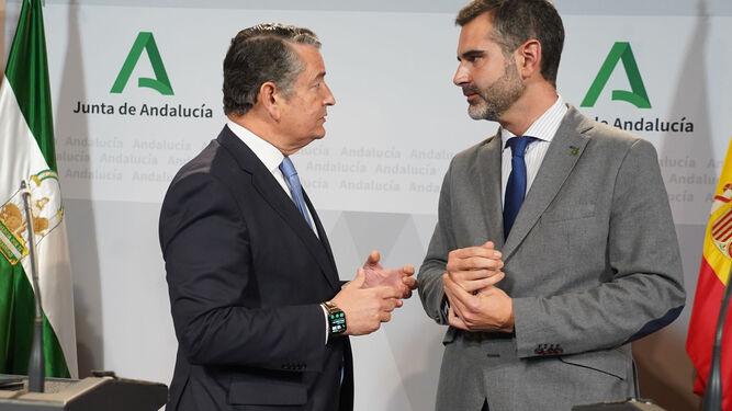 Antonio Sanz y Ramón Fernández-Pacheco poco después de anunciar las Medallas de Andalucía.
