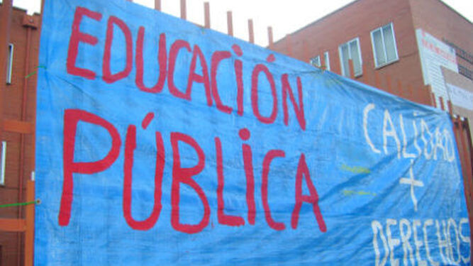 Pancarta que pide una educación pública de calidad.
