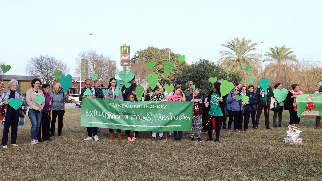 Concentraci&oacute;n de Marea Verde Jerez para nombrar a la rotonda de la Escuela P&uacute;blica en La Granja