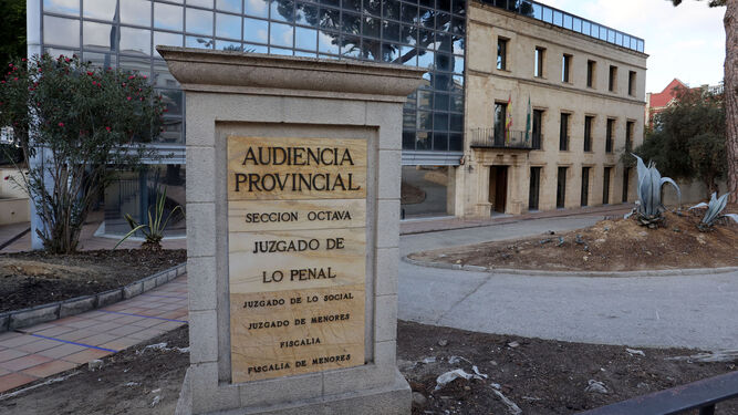 Exterior de la sede judicial de la avenida Alcalde Álvaro Domecq donde se encuentran los juzgaos de lo Penal.