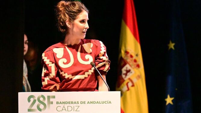 La jerezana Inés Domecq recibe la Bandera de Andalucía.