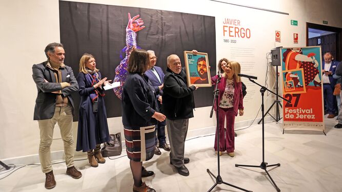 Antonio Fernández, padre de Javier, recibiendo un recuerdo realizado por el artista Daniel Diosdado.