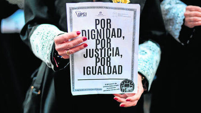 Una letrada de la Administración de Justicia se manifiesta durante la reunión con el Ministerio de Justicia, en Madrid.