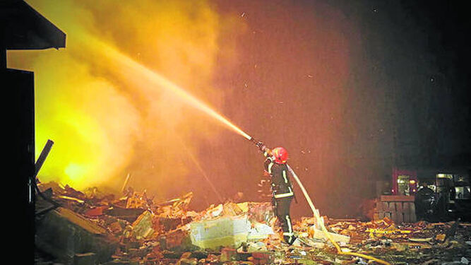 Un bombero trabaja en la extinción de un incendio provocado por un ataque de dron en Khmelnytsky.