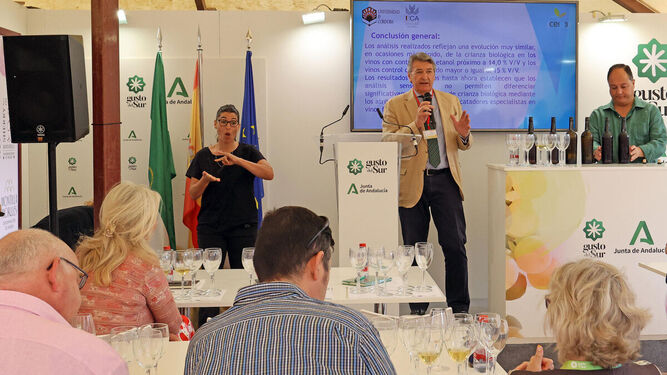 César Saldaña, en la presentación en Vinoble de los avances del proyecto para la bajada del grado alcohólico de finos y manzanillas.