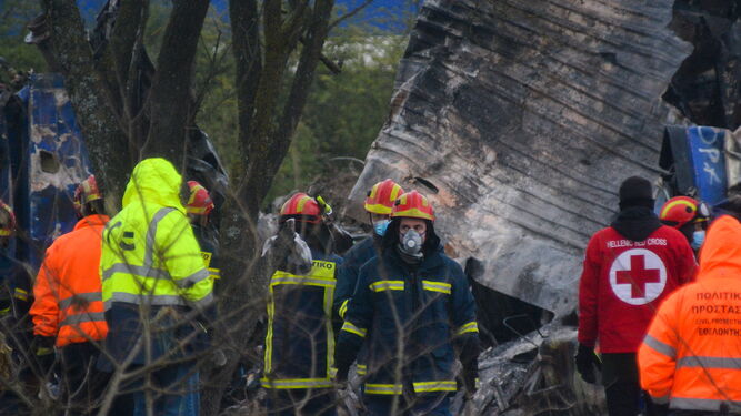 Bomberos y rescatistas trabajan en el lugar del accidente de trenes cerca de la ciudad de Larisa.