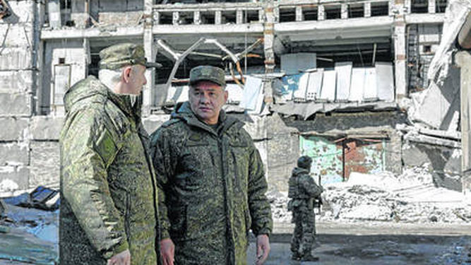 El ministro ruso de Defensa, Sergei Shoigu, visita a sus tropas en Ucrania.