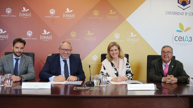 Manuel Torralbo, rector de la Universidad de Córdoba, y Judit Anda, presidenta consejera delegada de EXPASA, en la firma del acuerdo.