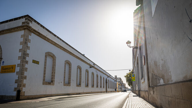 Una panorámica de la calle Valdés,  una de las arterias principales del ensanche bodeguero de Campo de Guía.