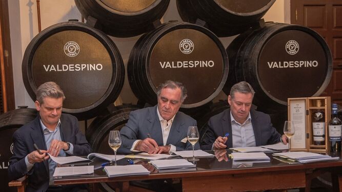 Igor Boyadjian, Managing Director de The Macallan, José Ramón Estévez, CEO del Grupo Estévez, y Scott McCroskie, CEO de Edrington, durante la firma del acuerdo.